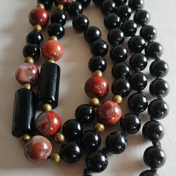 VINTAGE CHINESE BLACK ONYX RED JASPER NATURAL STONES NECKLACE 30" KNOTS - Picture 3 of 7